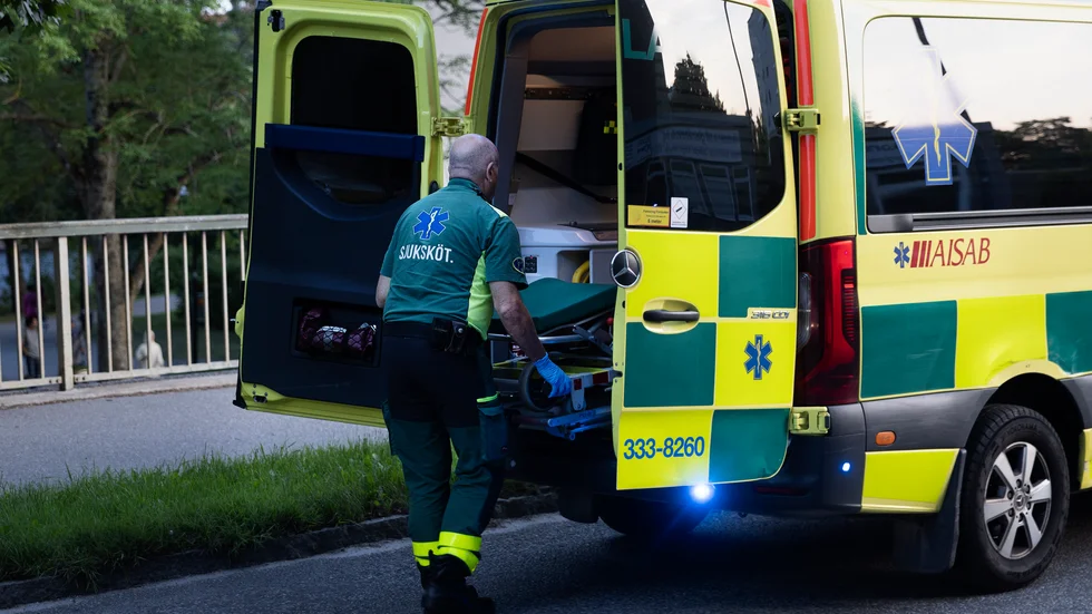 "Nu är vi i november. 13 månader efter att arbetstidsdirektivet som skulle tillgodose arbetstagarens rätt till vila och hjälpa oss till ett långt och hållbart arbetsliv. Fortfarande vägrar sjukhusledning söka dispens för att klara sjukvården genom att arbeta dygn", skriver Håkan Eriksson Sandor, ambulanssjuksköterska, i insändaren. 