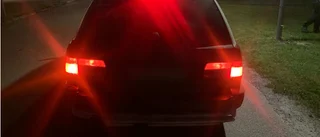 Nedsläckt regplåt och löst järnrör i bilen – föraren åtalas