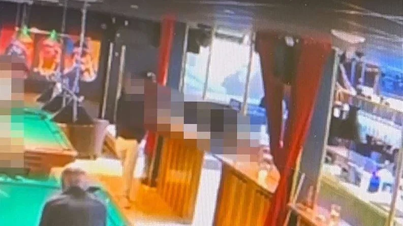 14-åringen fångades på krogens övervakningskamera strax innan han började skjuta vilt.