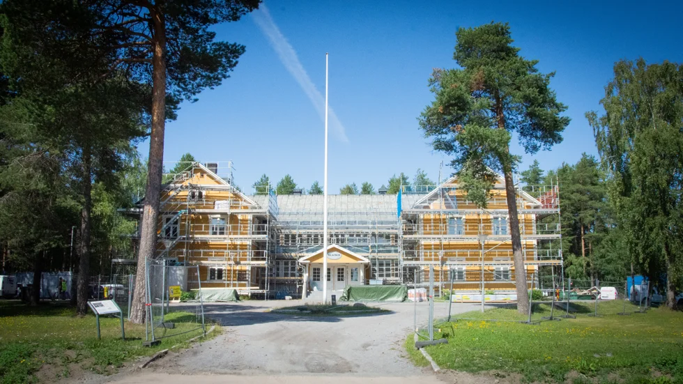 Svartöstans Folkets hus eller Blackis som det också kallas, är omgivet av byggställningar i alla väderstreck. Nu pågår en omfattande renovering, där huset ska målas om och få nya fönster. Luleås kommunpolitiker har anslagit 25 miljoner kronor till projektet.    