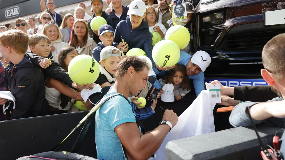 Den spanske gruskungen Rafael Nadal tar sig tid att skriva autografer under ATP-turneringen i Båstad.