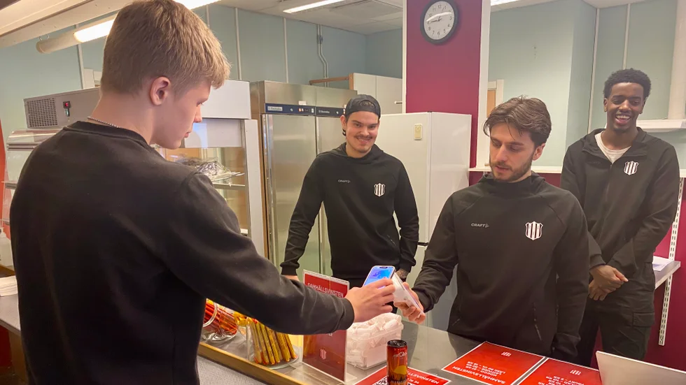Mötesplatsen bemannas av herrspelare från Piteå IF som hade fullt upp i fiket första dagen. "Det känns bra, jag har träffat mycket folk och snackat", säger Joshua Chatee (mitten) som hade sällskap av Filip Eriksson och Hussein Mohammed.