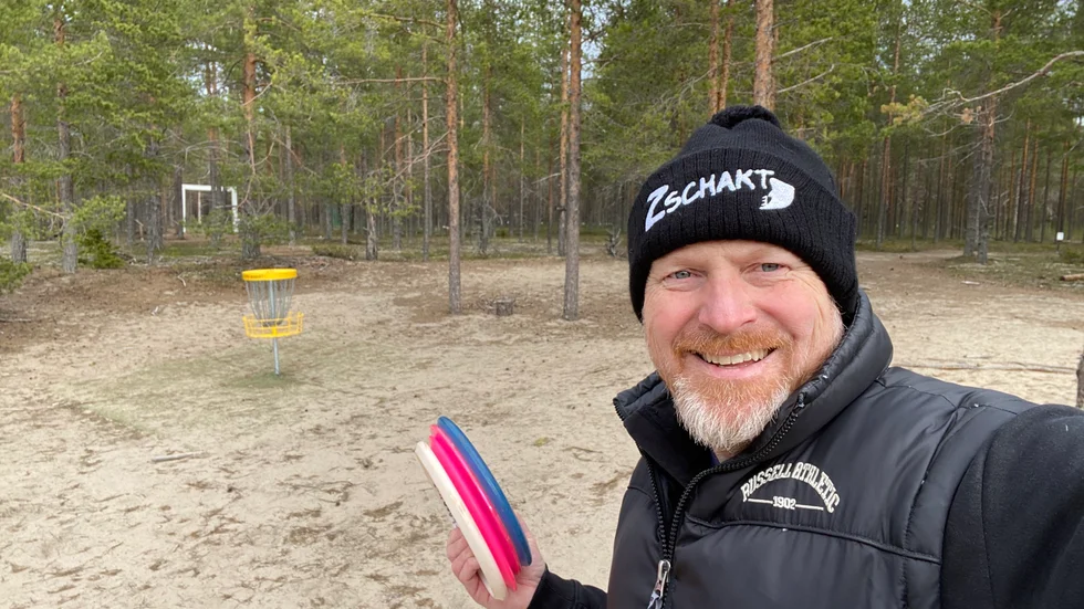 "Just nu känns den nya banan avlägsen när man ser all snö utomhus, men det känns roligt och peppande. Det finns många engagerade i föreningen som är sugna att dra igång", säger John Hall Määttä, ordförande i Piteå discgolf.
