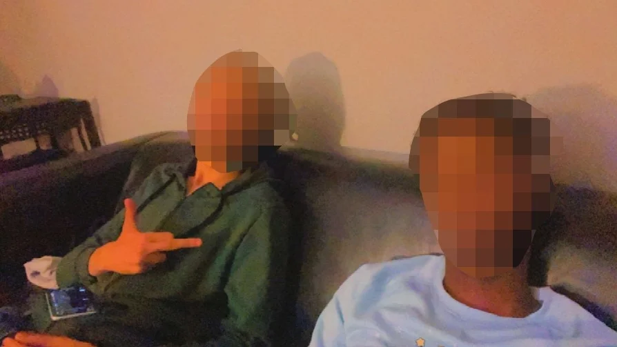 19-åringen (till höger) och 15-åringen på ett hotelrum i centrala Uppsala.