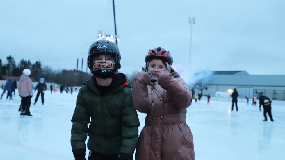 Lukas & Leia Branby njuter av skridskoåkningen. 