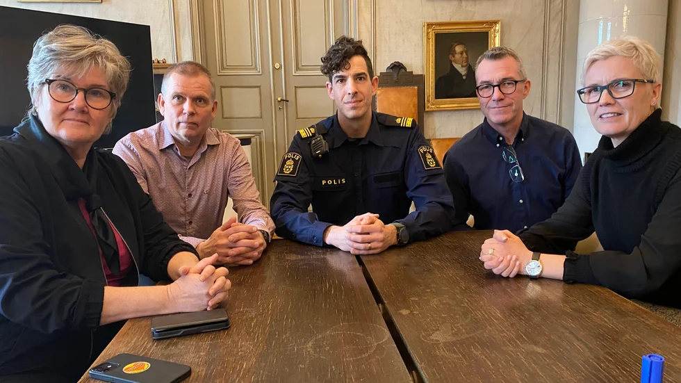 "Alla måste bidra med sina resurser i det brottsförebyggande arbetet", säger kommunstyrelsens ordförande Helen Nilsson (S), som sitter till vänster. Sen följer Egon Karlsson, Viktor Haglind, Anders Degerman och Carolina Leijonram. Före sommaren ska kommunstyrelsen besluta om handlingsplan för kommunens brottsförebyggande arbete.