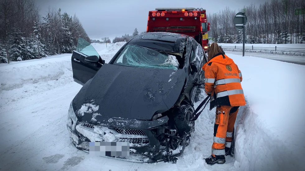 Personbilen bärgades från platsen vid halvniotiden på fredagsmorgonen. 