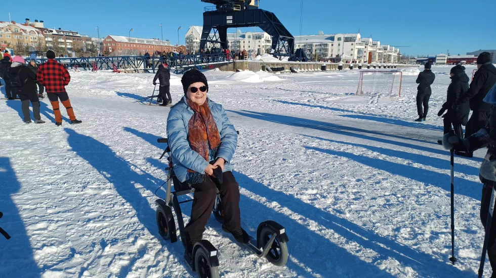 Luleåbon Monica Nordström passade på att njuta av den värmande solen. "Sånt härligt väder", utbrister hon.