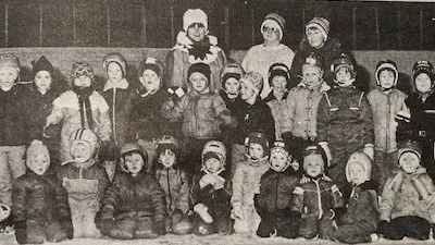 Avslutning i Friluftsfrämjandets skridskoskola i Arjeplog. Lärare har varit Åsa Sundberg, Kain Bäckvall och Bengt Urban Fransson (längst upp). Deltagarna, övre raden från vänster Mikael Holmkvist, Lillian Hörnberg, Anna Maria Fransson, Magnus Eriksson, Erling Fjällås, Ronny Sundstén, Daniel Östberg, Johan Carlman, Ronny Löfmark, Malin Andersson, Åsa Adamsson, Linda Wallström och Veronica Söderberg. Nedre raden; Sara Carlman, Veronica Holmkvist, Elin Sundsten, Maria Öhman, Marlene Löfmark, Petra Adamsson, Veronica Söderberg, Gabriella Hörnberg, Sofie Eriksson och Ann Sofie Westin.