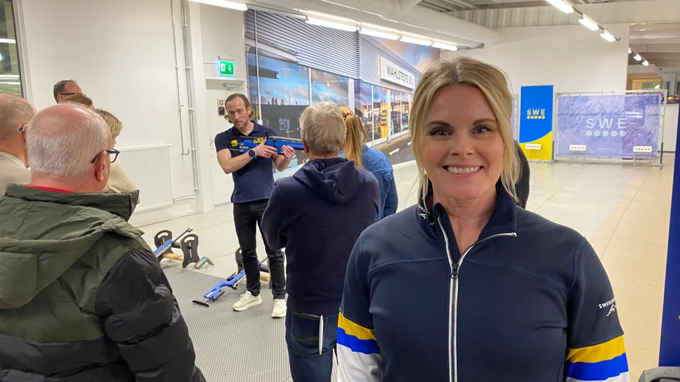 Ulrika Smith Svenstedt jobbar med svenskt skidskytte och tog sporten hem till Motala i veckan. Det gick att prova laserskytte och stakmaskin på Wahlstedts, vilket var populärt bland besökarna. I Motala finns ännu inte skidskytte i någon klubb.