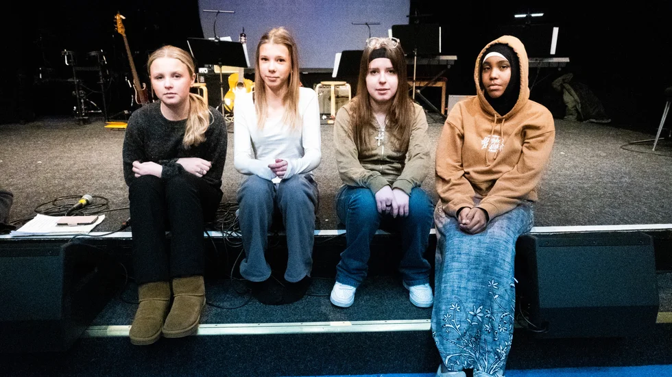 Filippa Linder, 13 år, Milou Strandljung, 13 år, Kailee Darehed, 14 år och Dararto Misbah Sooroor, 15 år, har själva skolkamrater som har blivit utsatta för nätmobbning.
