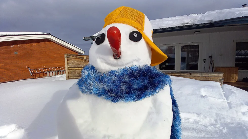 Snögubbeväder. Anki Flygare-Nilsson gjorde det bästa av blidan och passade på att göra en snögubbe.