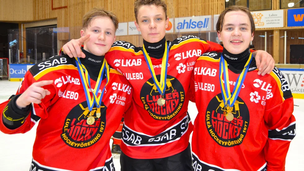 Tre glada distriktsmästare och målskyttar. William Backlund gjorde matchens andra mål, Gustav Linnerud sköt 3-1 i öppen kasse och Edvin Moritz inledde målskyttet i första perioden.