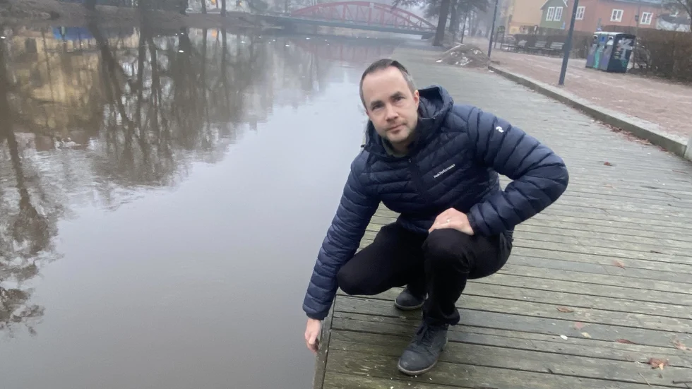 Johannes Eriksson från Uppsala kommun berättar att när vattnet går upp över kajkanten så är det dags att vidta beredskapsåtgärder för kommunen. "I dag är det lite lugnare – förra helgen var det mer kritiskt". 