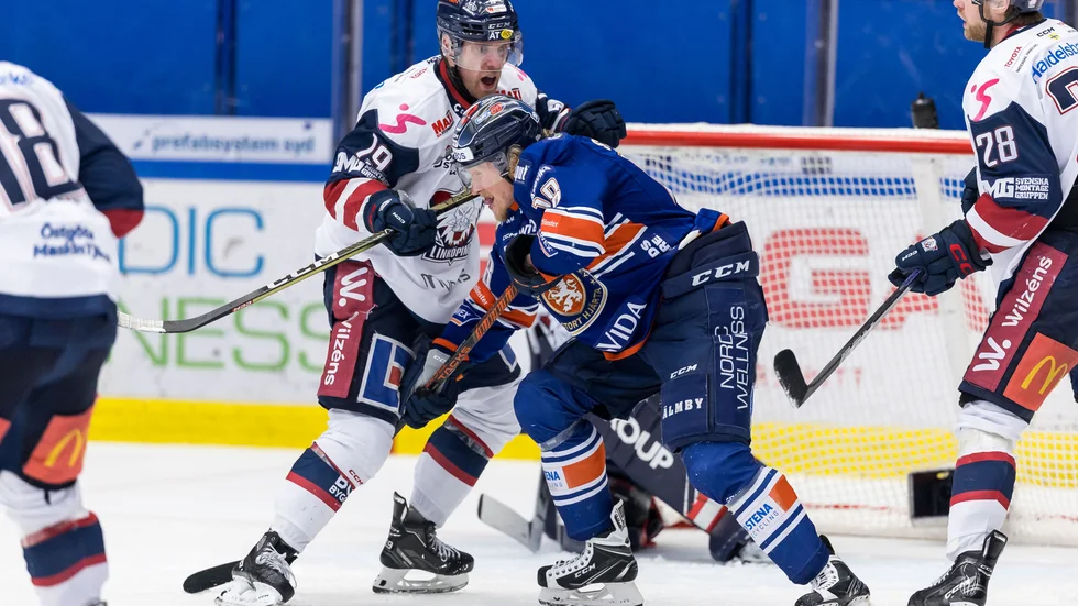 Linköpings Patrick Russell och Växjös Marcus Sylvegård framför mål.