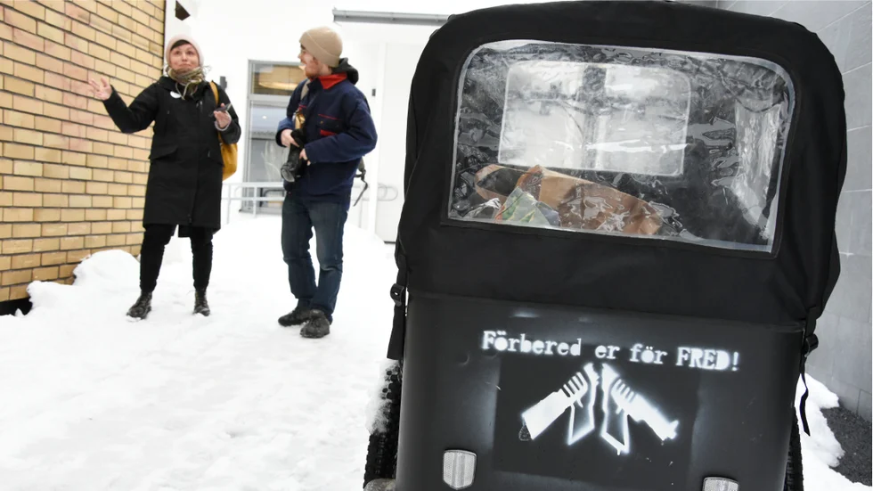 Budskapet på lådcykeln är tydligt: "Förbered er för fred". Det är det perspektivet Josh Armfield, Viveca Rosendahl med flera i  Kristna fredsrörelsen vill lyfta när de den åttonde mars demonsterar mot ökad militarisering.