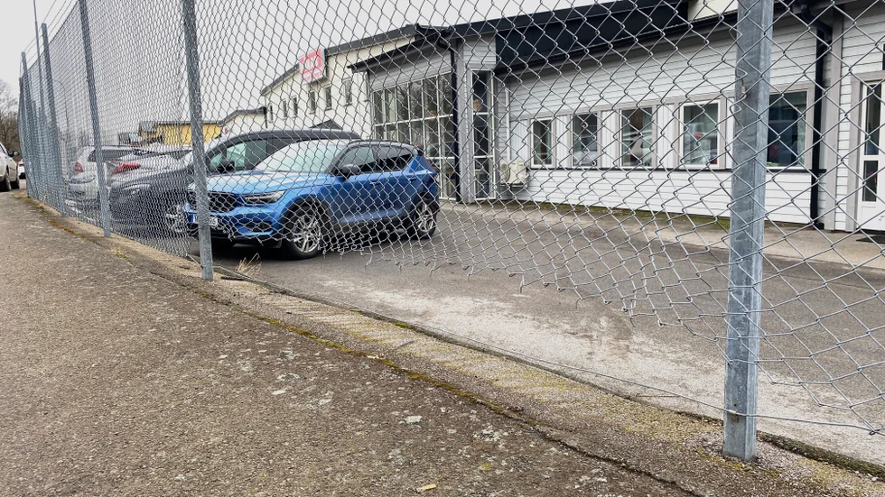 Nyligen körde en bilist rakt igenom staketet till ett företag på Turbinvägen och krockade med två bilar.