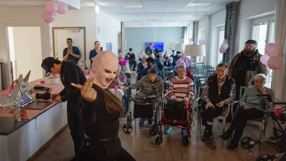Unga borde arrangera fler möten tillsammans med äldre för att motverka ensamhet. På bild syns just ett sådant, artisten Fröken Snusk som uppträdde på ett äldreboende i Tierp. 