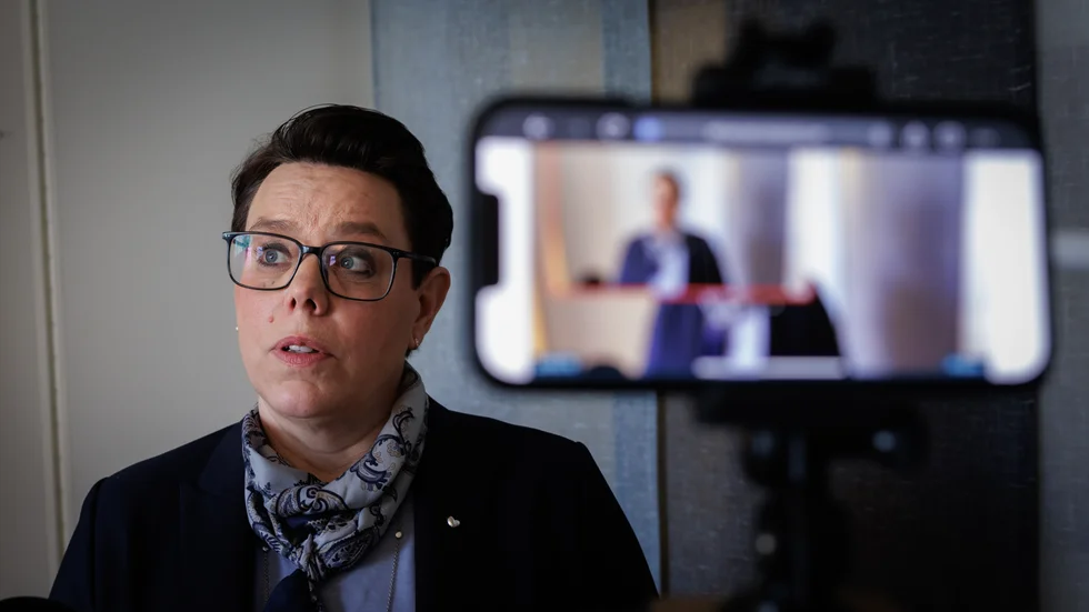 Marie Morell (M) beskriver det ekonomiska läget som oerhört kärvt. Därför tvingas regionen att varsla 900 personer om uppsägning. Sjuksköterskor och läkare ska undantas.