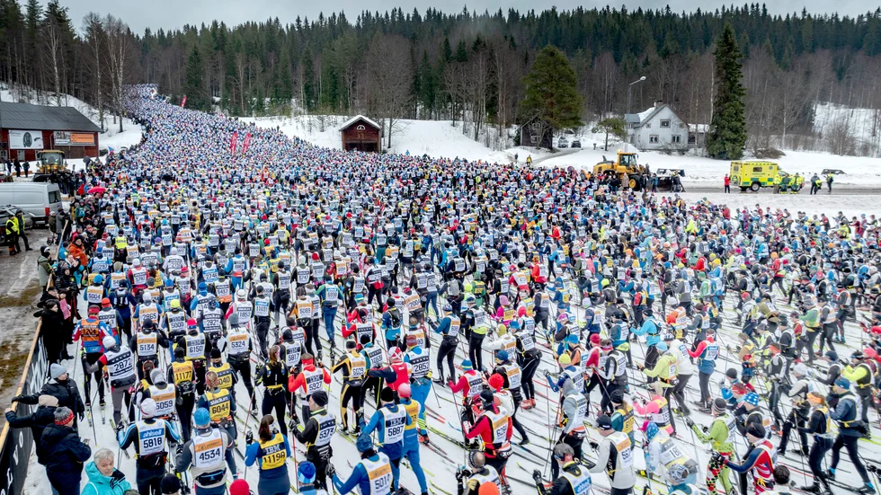 Runt 15 000 skiåkare gav sig i väg från Berga by tidigt under söndag morgon för vidare färd mot Mora nio mil bort.