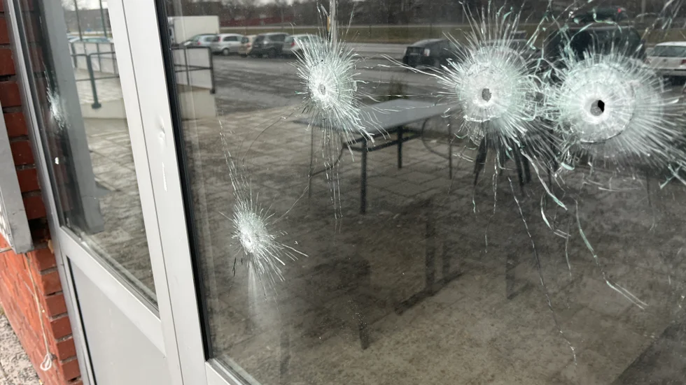 Spåren av fem skott syns på pizzerians fönster. 