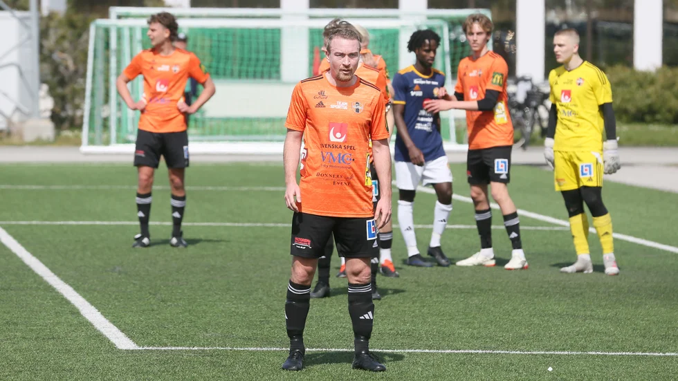 Robin Alnäs har startat fem av sju matcher och gjort två mål. Nu är det färdigspelat efter att han i förra helgens match mot Järfälla slitit av korsbandet.