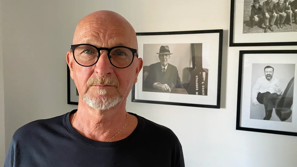 Jari Kaukonen står här i det som från och till är hans arbetsrum i villan. På väggarna hänger foton från favoritfilmer som "Life of Brain" och favoritartister som Dylan och Leonard Cohen. 