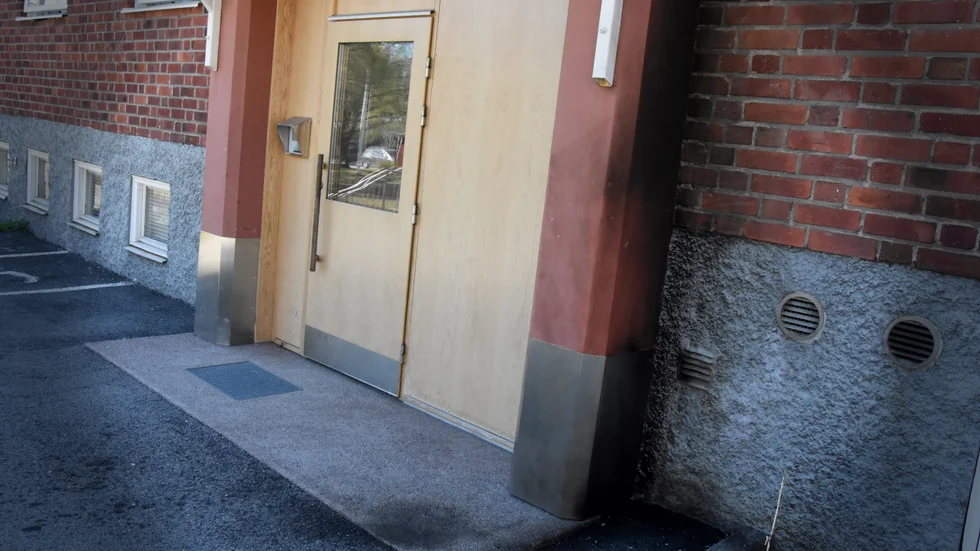 Lågorna har av spåren på fasaden att döma slagit upp ända mot taket till entrédörren. 