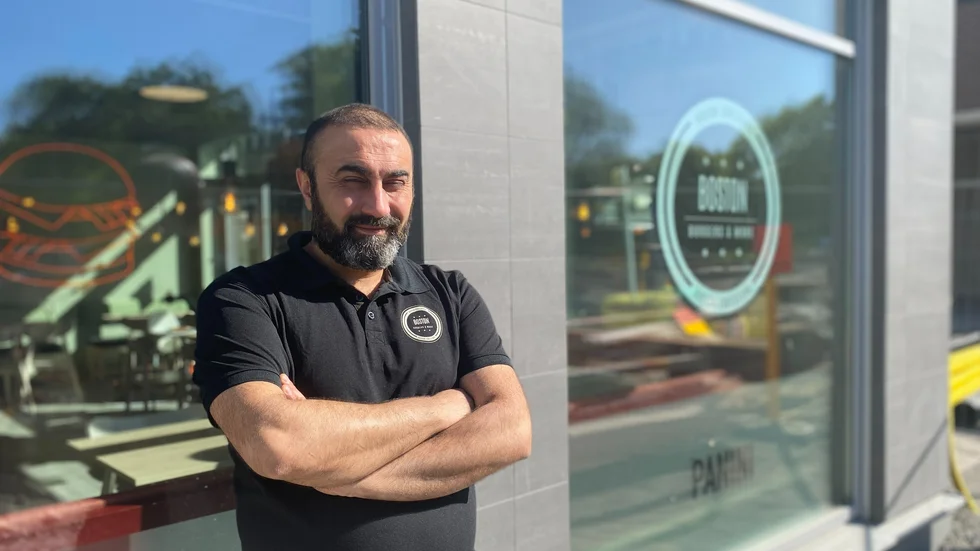 Hamit Öztürk driver restaurangen Boston burgers tillsammans med sin fru Özlem. 