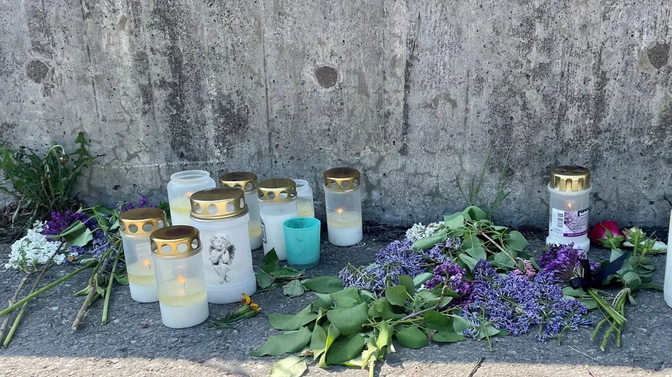 Många har lagt blommor, kort och tänt ljus vid olycksplatsen i Örbyhus.