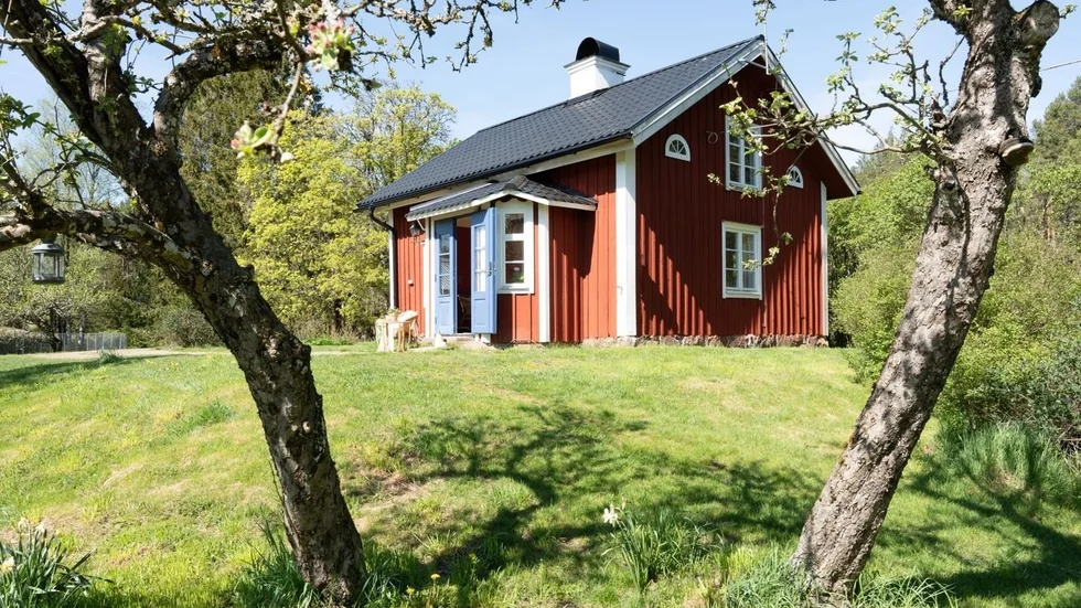 Det lilla torpet på Loberg Stora Brännkärr 1 toppar Hemnet med sina vita knutar och stora trädgård. Ansvarig mäklare för bostaden är Victoria Englund på Länsförsäkringar Fastighetsförmedling. 