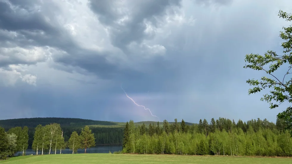 Blixtar och dunder. Det drog in ett riktigt åskoväder över Vilkos i Överkalis och Carina Glim lyckades få med en blixt, när hon höll på att fotografera med mobilen.