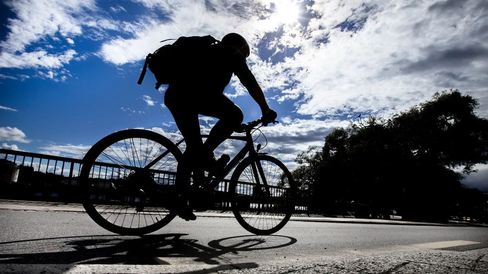 För att cykla säkert måste jag köra ytterst långsamt eller stanna helt vid alla ställen där en cykelväg parallell med en större väg korsar en mindre väg, skriver en cyklist.