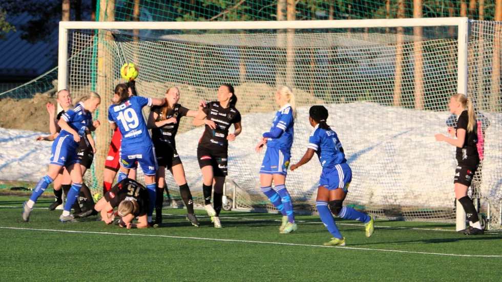 Det blev tredje gången gillt för Storfors AIK som vann med hela 5-0 mot Luleå Fotboll i damtvåan.