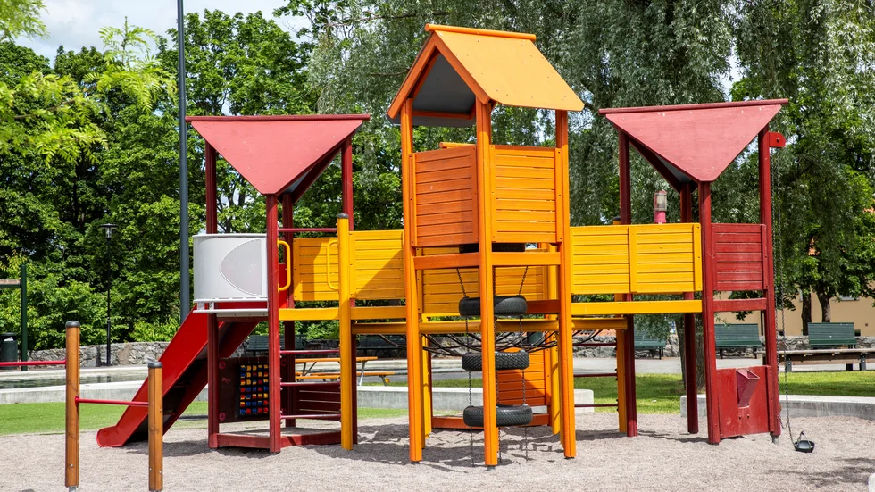 Att ha en lekplats i anslutning till kyrkogården är ett inte väl igenomtänkt beslut, enligt Tobias Högfeldt som själv har ett barn som ligger på S:t Eskil. Genrebild.