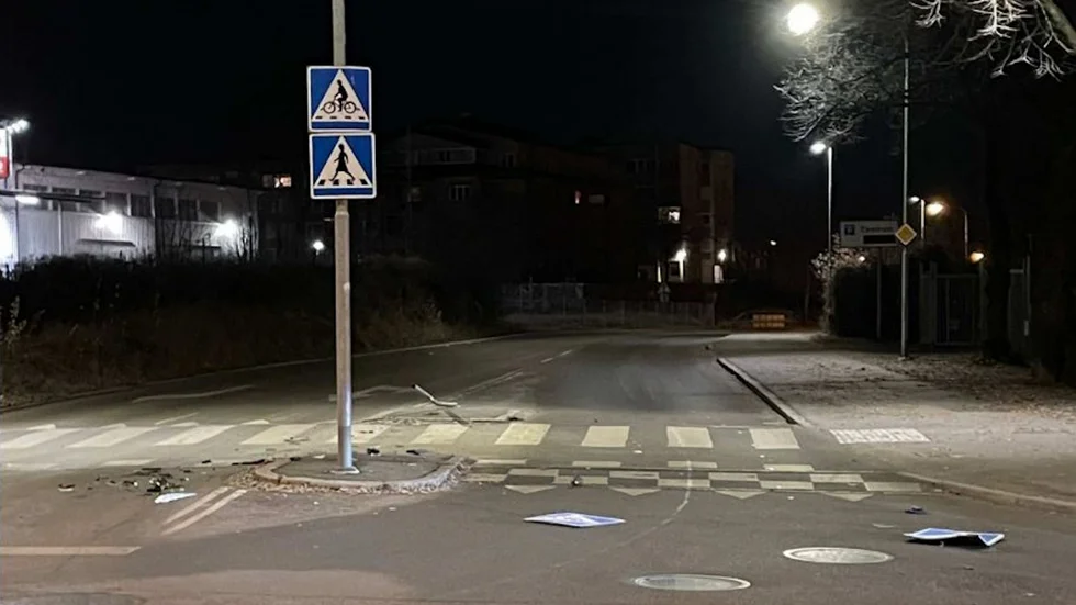 En av de två stolparna vid övergångsstället på Kyrkogatan mejades ner.