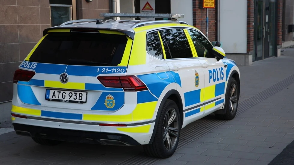 Polisen larmades av grannar som hörde skottlossningen i bostadshuset i Uppsala i förra veckan. Nu har en misstänkt häktats.