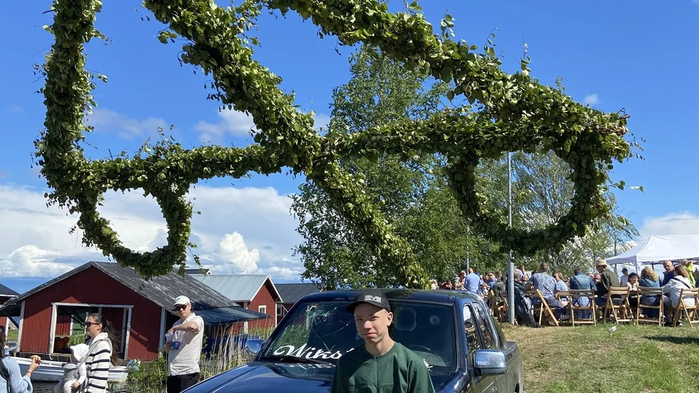 Arvid Wikström med sin A-traktor. "Jag hade en julgran på den i julas och eftersom jag skulle ställa ut min EPA här nu tänkte jag att det passade bra med en midsommarstång."