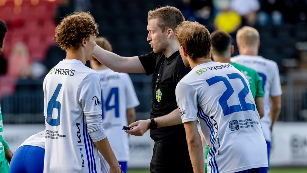 Det var ett tufft derby som på stopptid blev ännu mera irriterat. I situationen så hamnade IFK:s Jakob Andersson och Bodens tränare Christian Samuelsson i ett lättare handgemäng.