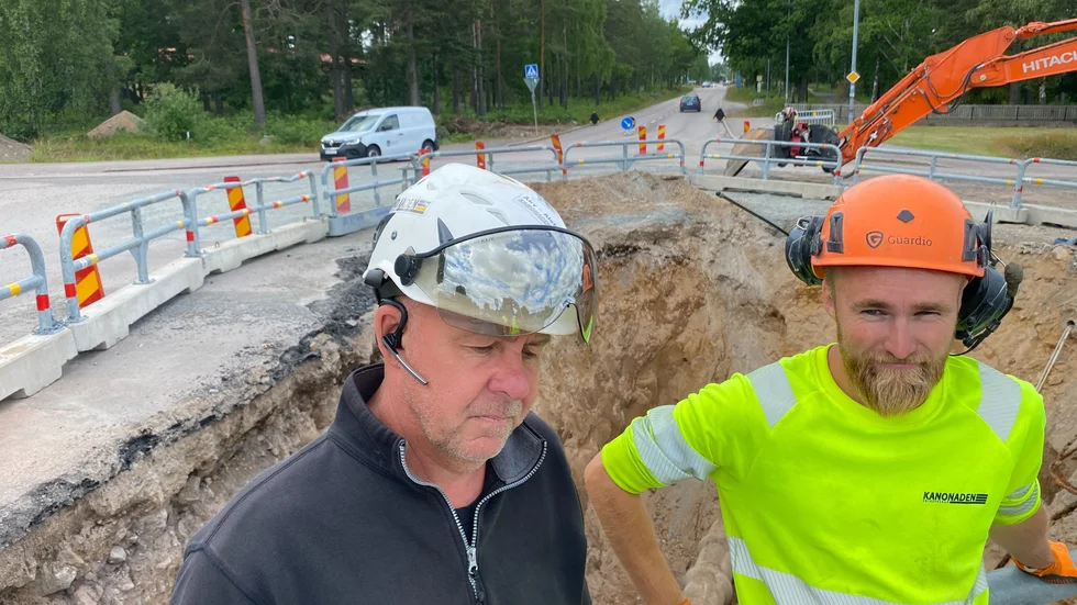 Lars Johansson och Dennis Zeilon på Kanonaden vid den djupa grop i Breviksvägen där en bil körde ner på onsdagen strax före 11.30. Kollegan Jesper avböjde att vara med på bild.