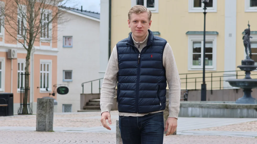 Hampus Sylvegård går symboliskt över torget i Vimmerby. Han lämnar Vimmerby Hockey efter att sensationellt fört upp laget i Hockeyallsvenskan.