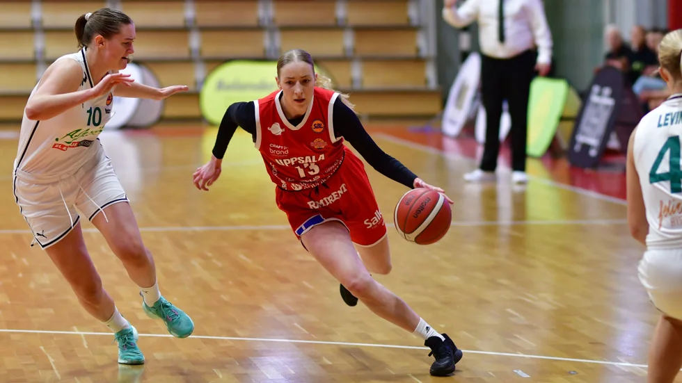 Stephanie Visscher i Uppsalas färger förra säsongen. Då snittade hon dryga 18 poäng per match. Efter en sejour i Spanien är hon nu tillbaka igen, men knäproblem har gjort att hennes comeback på planen dröjer.