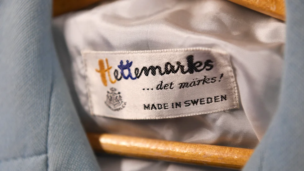 Vintage är inne, säkert har många Enköpingsbor ett plagg med den här märkningen hängande i garderoben. Farfarskläder trendar på Tiktok, men när blir farmor mode igen?
