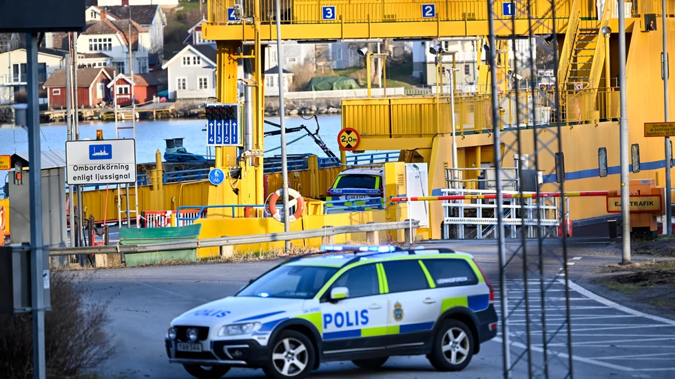 En bil körde av oklar anledning igenom grinden på en bilfärja mellan Furusund och Yxlan i söndags.