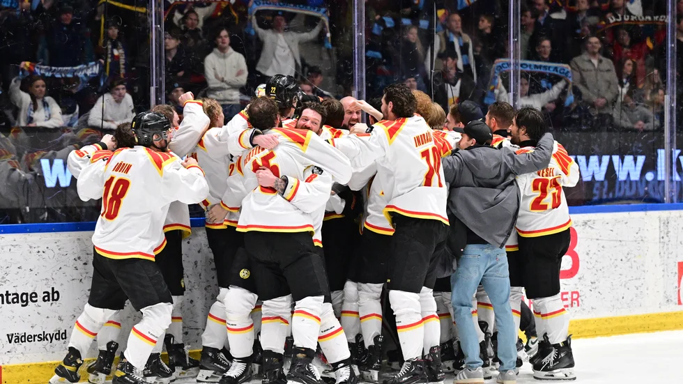 Brynässpelarna jublar efter segern mot Djurgården.