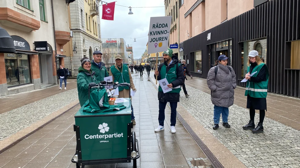 Centerpartiet kampanjar i Uppsala för att försöka samla in de 2,4 miljoner som fattas för att kvinnojouren ska kunna bibehålla sin verksamheten. 