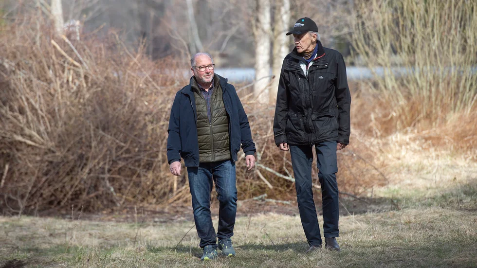 Nu är allt klart – åtminstone för Stavsjös del. Kommunen har gett klartecken för majbrasan, något som glädjer Kalle Holmlund och Leif Almberg, medlem respektive ordförande Stavsjö föreningshusförening.