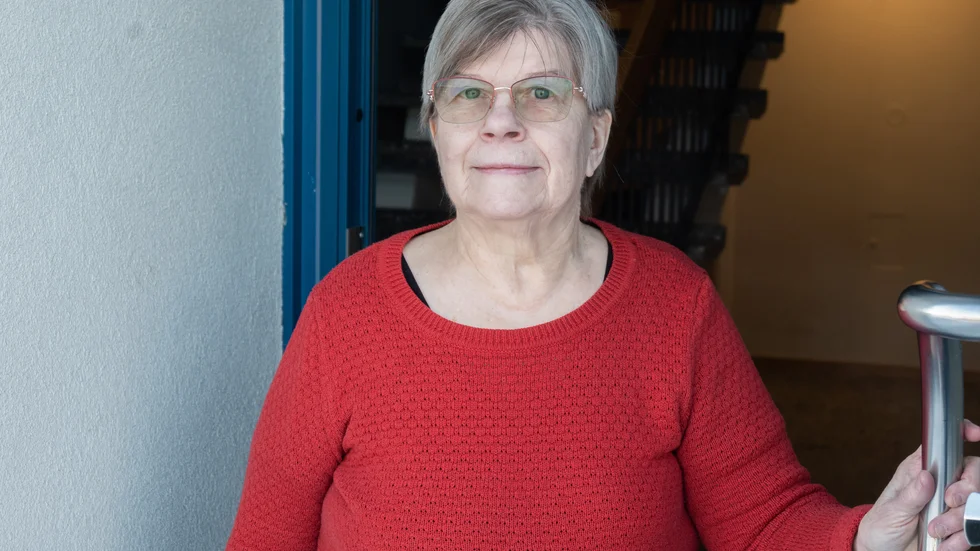 Irene Uusitalo fick bröstcancer när hon var 52 år. Nu ska hon fylla 77 år och har varit på sin sista mammografiundersökning inom ramen för screeningprogrammet. Hon gillar inte att beslutet om att erbjuda mammografiscreening till kvinnor mellna 74 och 80 år dras tillbaka.