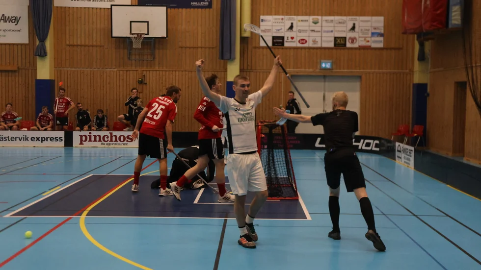 John Pettersson jublar efter Vimmerbys kvittering till 3-3.