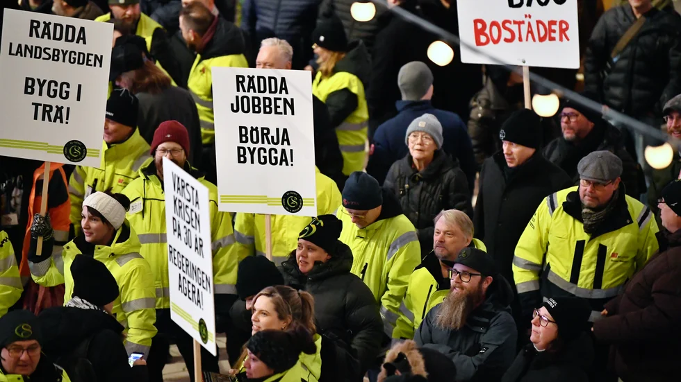 Byggnadsarbetare demonstrerar på Sergels torg.